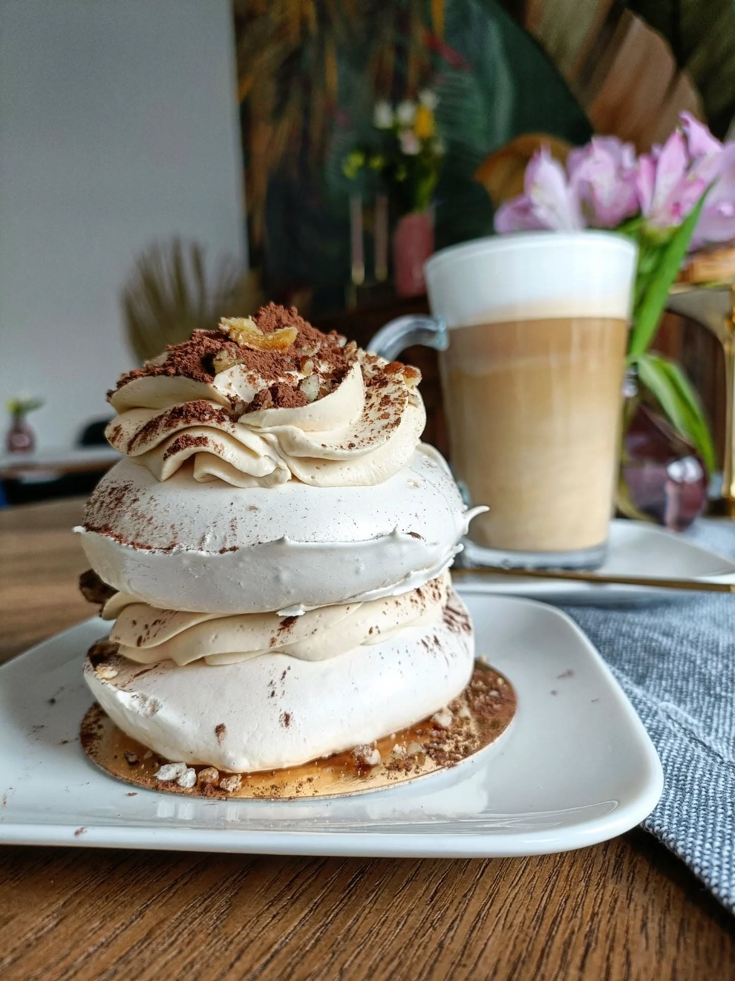 Beza Pavlova z kawą latte — kawiarnia Kawałek