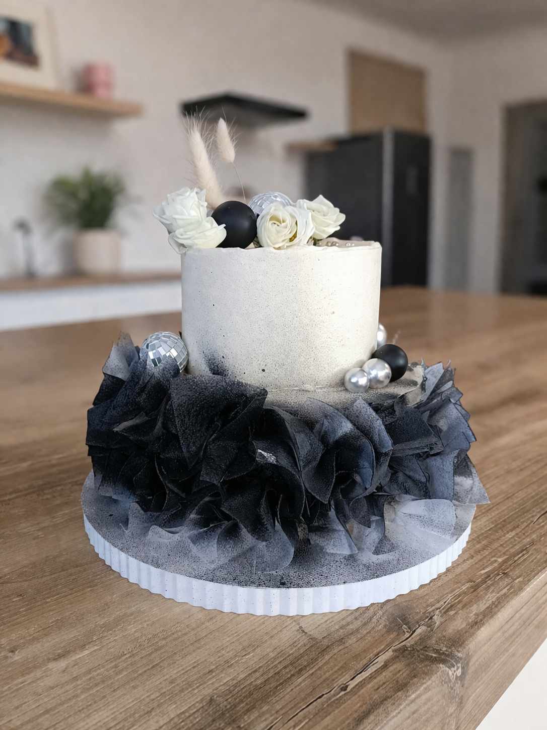 Czarny tort urodzinowy w stylu glamour