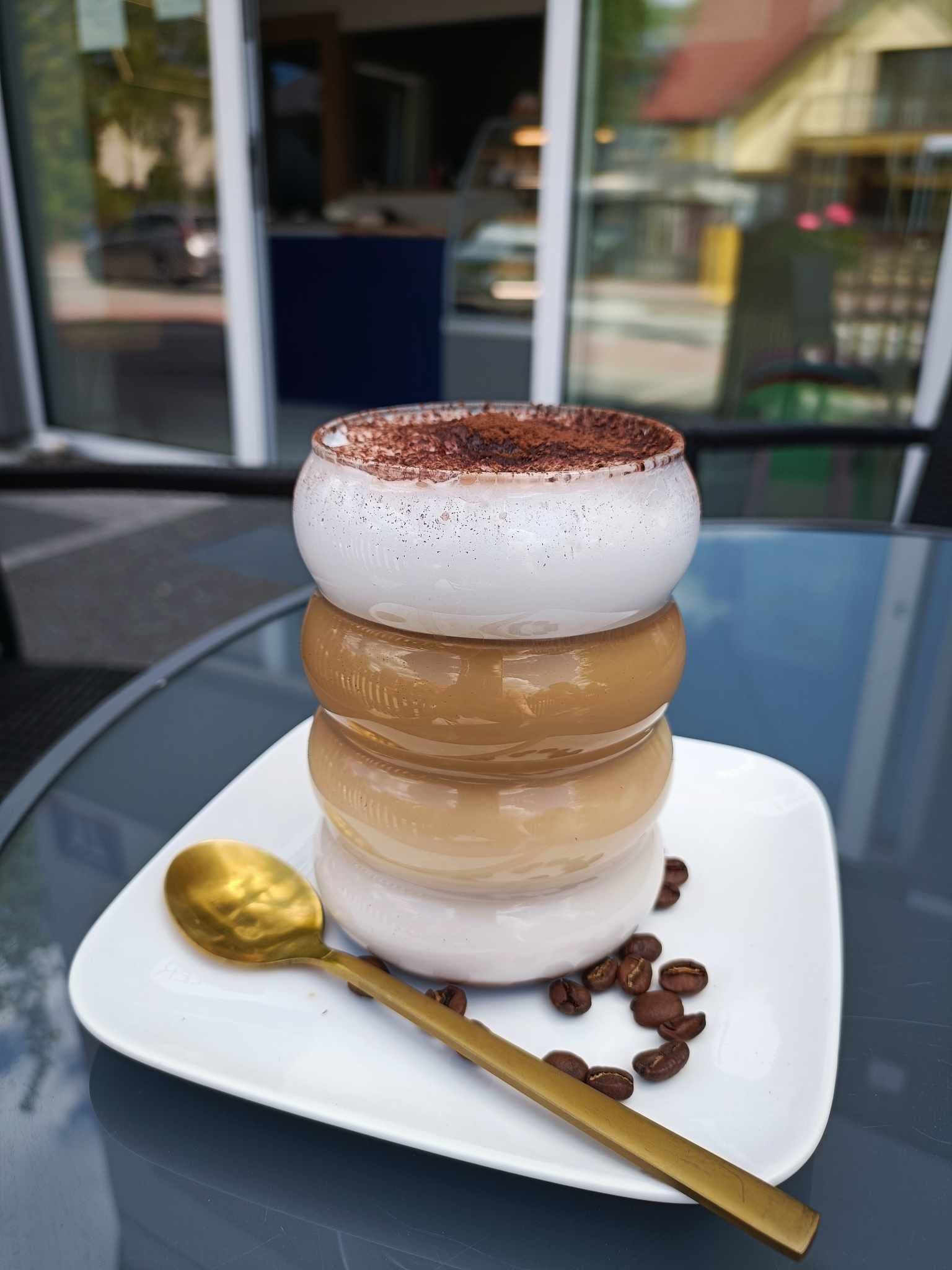 Warstwowe cappuccino z mleczną pianką i kakao