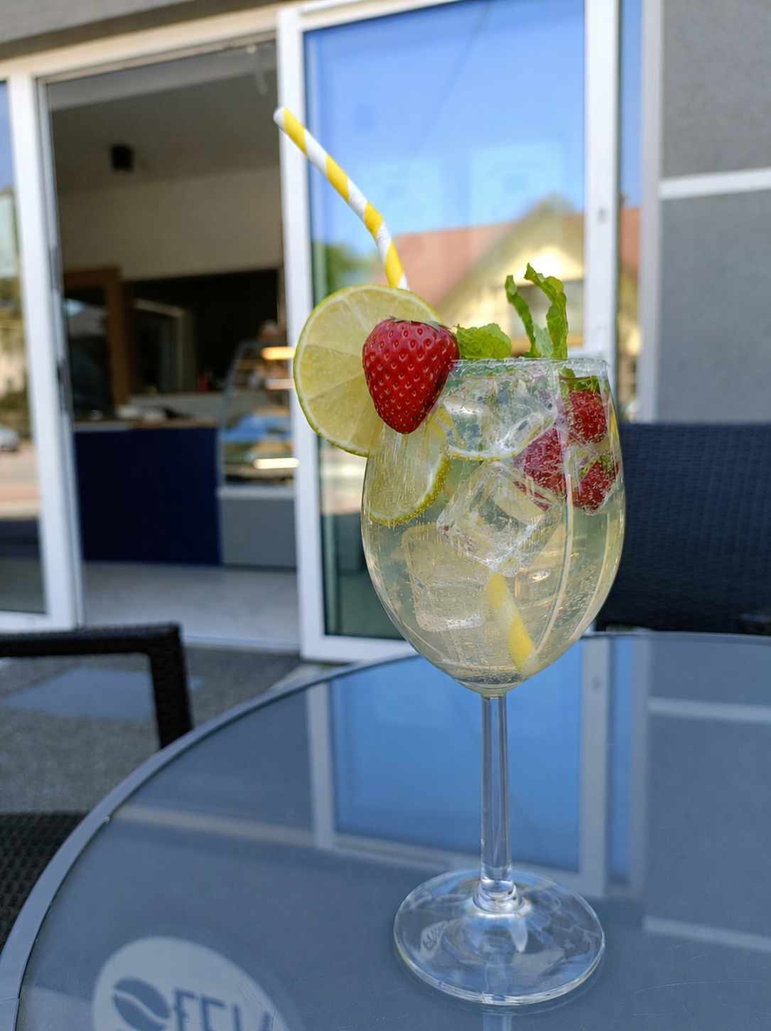 Lemoniada z truskawką, limonką i miętą
