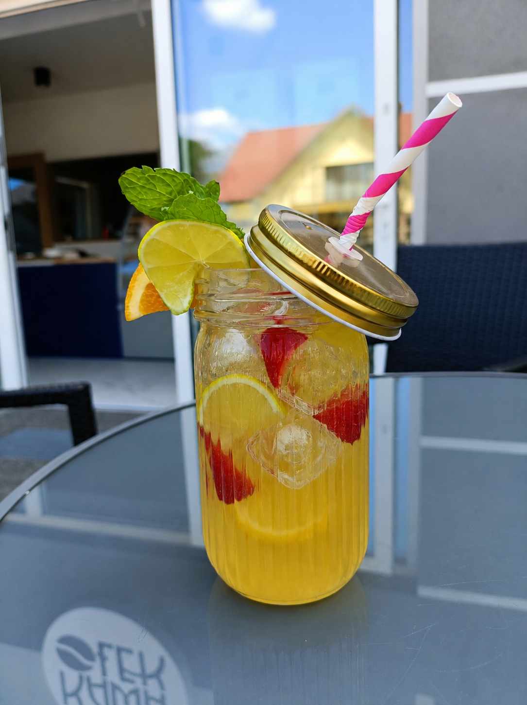 Lemoniada w słoiku z cytryną, limonką, pomarańczą i miętą — kawiarnia Kawałek